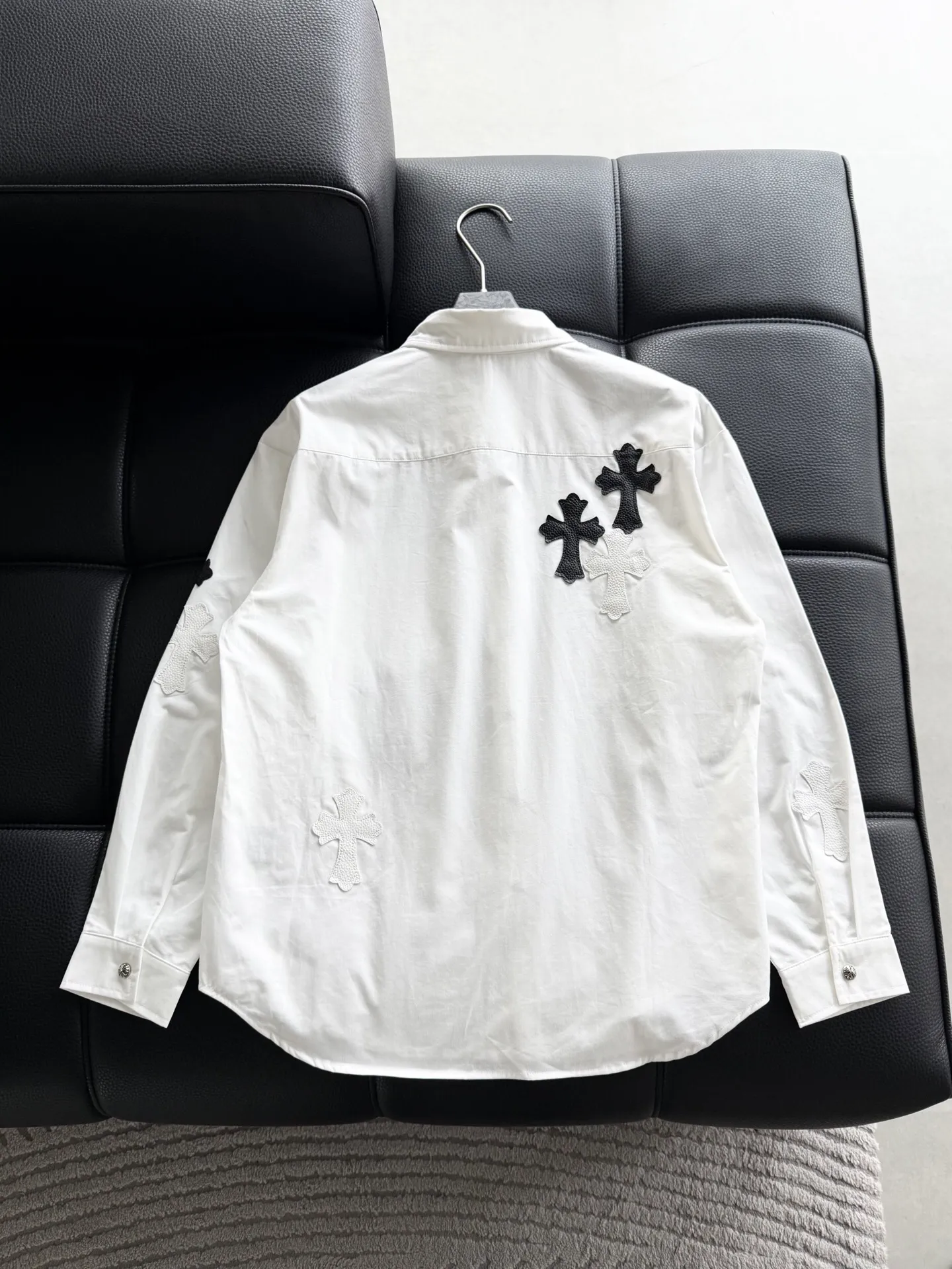 P510 Chrome Hearts leather cross leather embroidery shirt jacket! OS version can be worn by both men and women! The fabric is made of twill gauze cotton fabric! The texture is clear and smooth, not easy to wrinkle or fade! The embroidery process is complex and repetitive, and the requirements for the embroidery machine are very strict. The distance is always 45 centimeters! It won’t work if the spacing is too big, and it won’t work if it’s too small! The hardware is all carved and cast. This piece of clothing consumes a lot of material. More than 3 meters of material is used for one piece of clothing! After the garment is made, it needs to be fixed at high temperature, washed at a water temperature of more than 70 degrees, and softened by adding softener to make the upper body softer and smoother!   Color: black white Size: m-3xl Style number: 5879➕3731